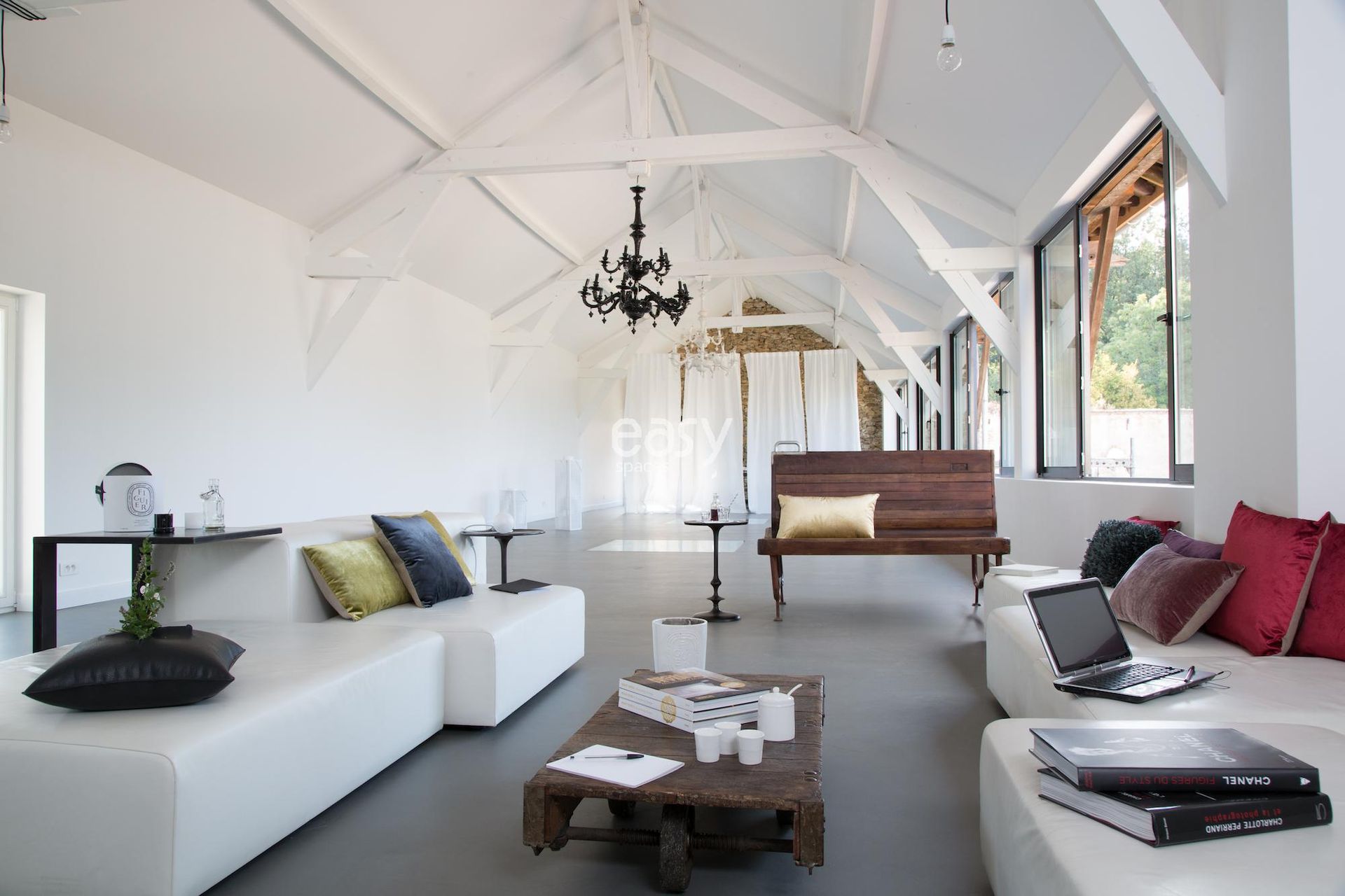 Outdoor photoshoot locations at Luberon & the Alpilles, France : natural landscapes and architectural environments